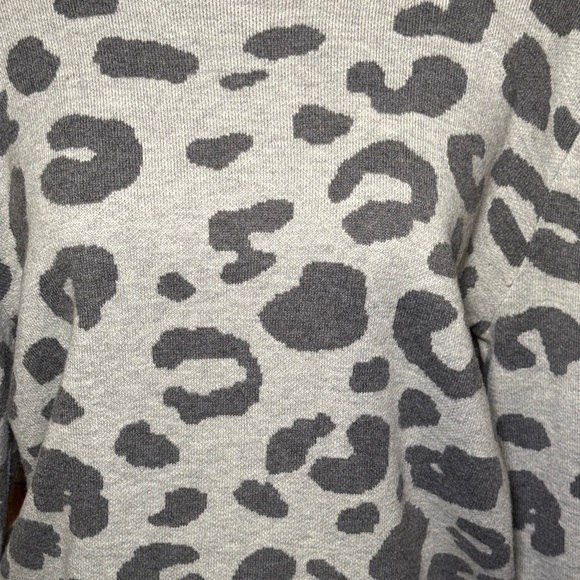 Daily Ritual Gray Heather Leopard Print Jacquard Ultra Soft Sweater size Large - Picture 4 of 9